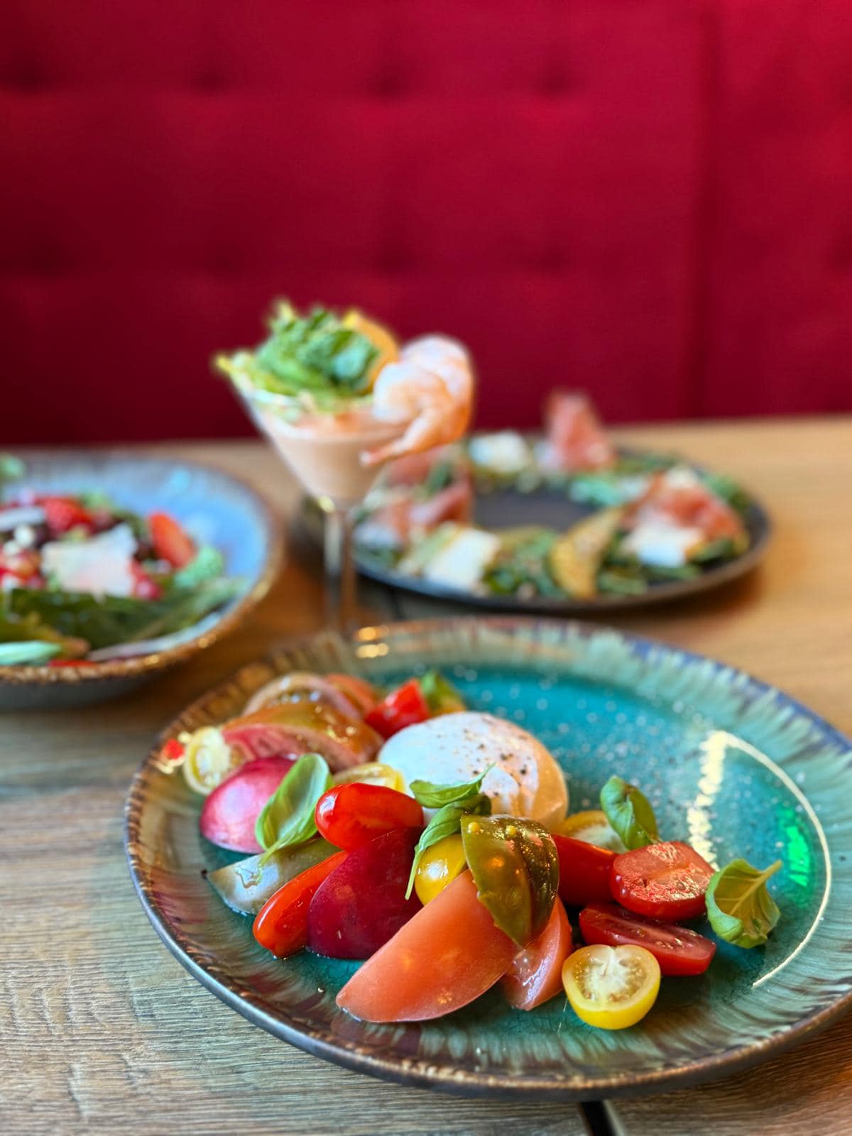 Antipasti — caprese i sałatki