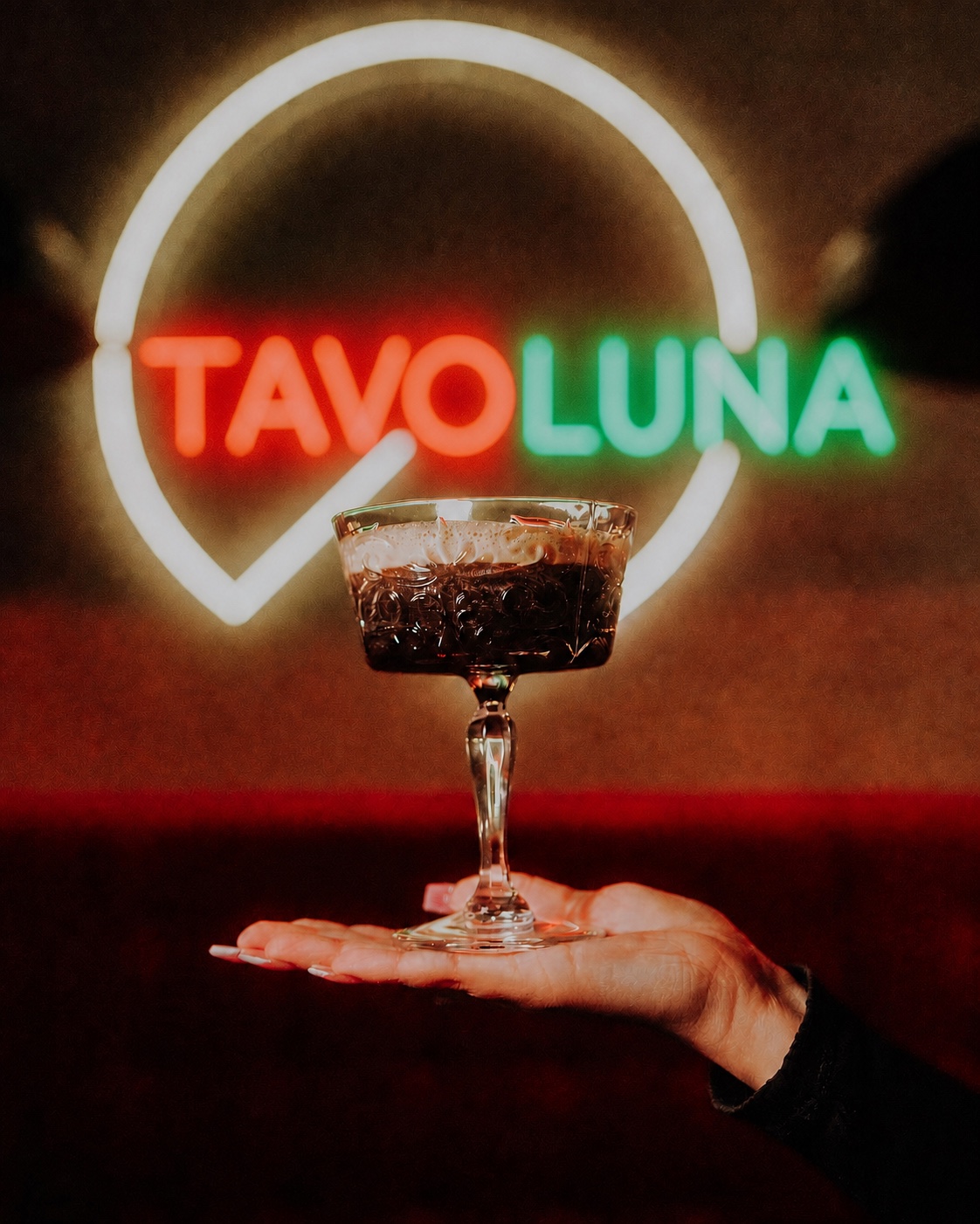 Drink przy neonie Tavoluna