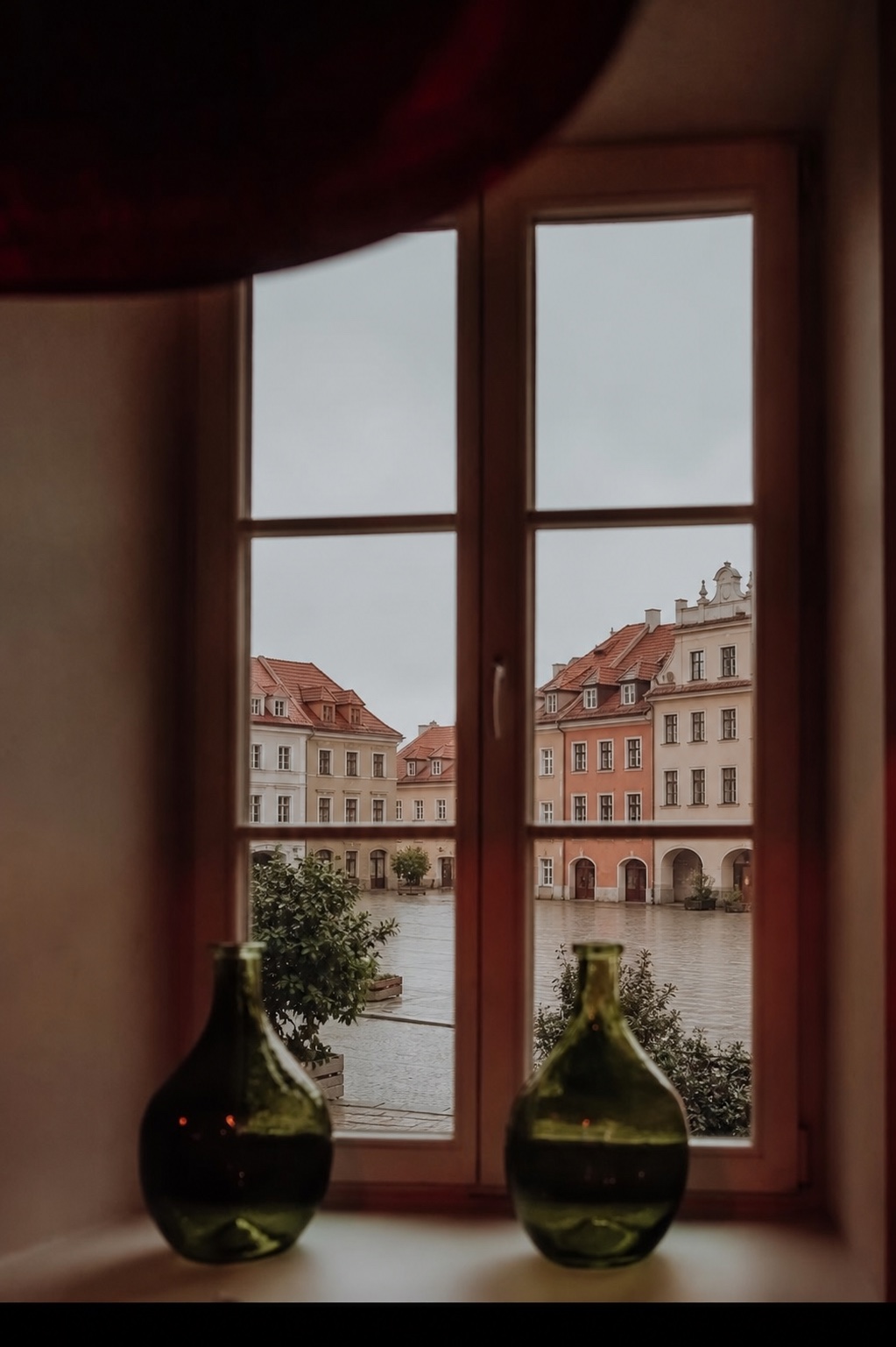 Widok z okna na fikcyjne stare miasto
